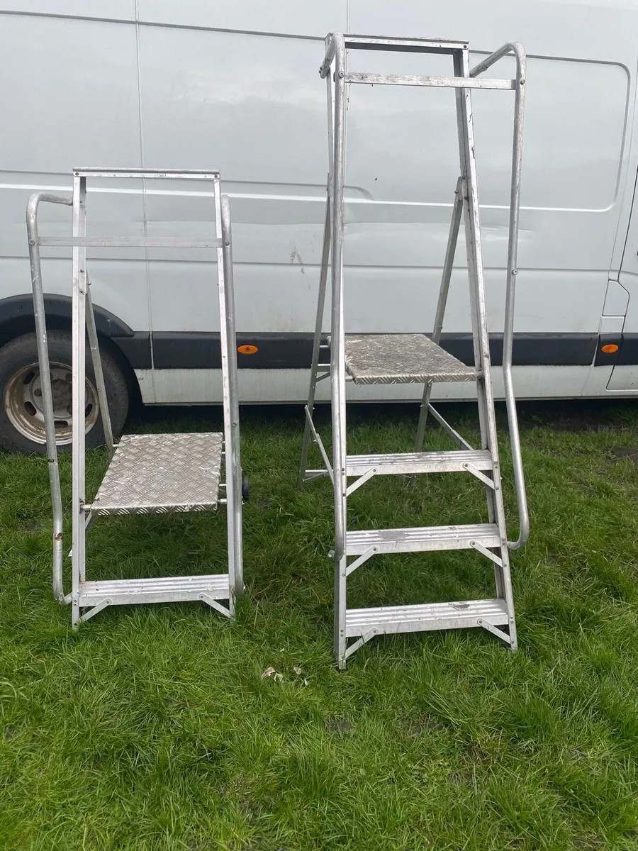 Aluminium podium ladder - Image 2