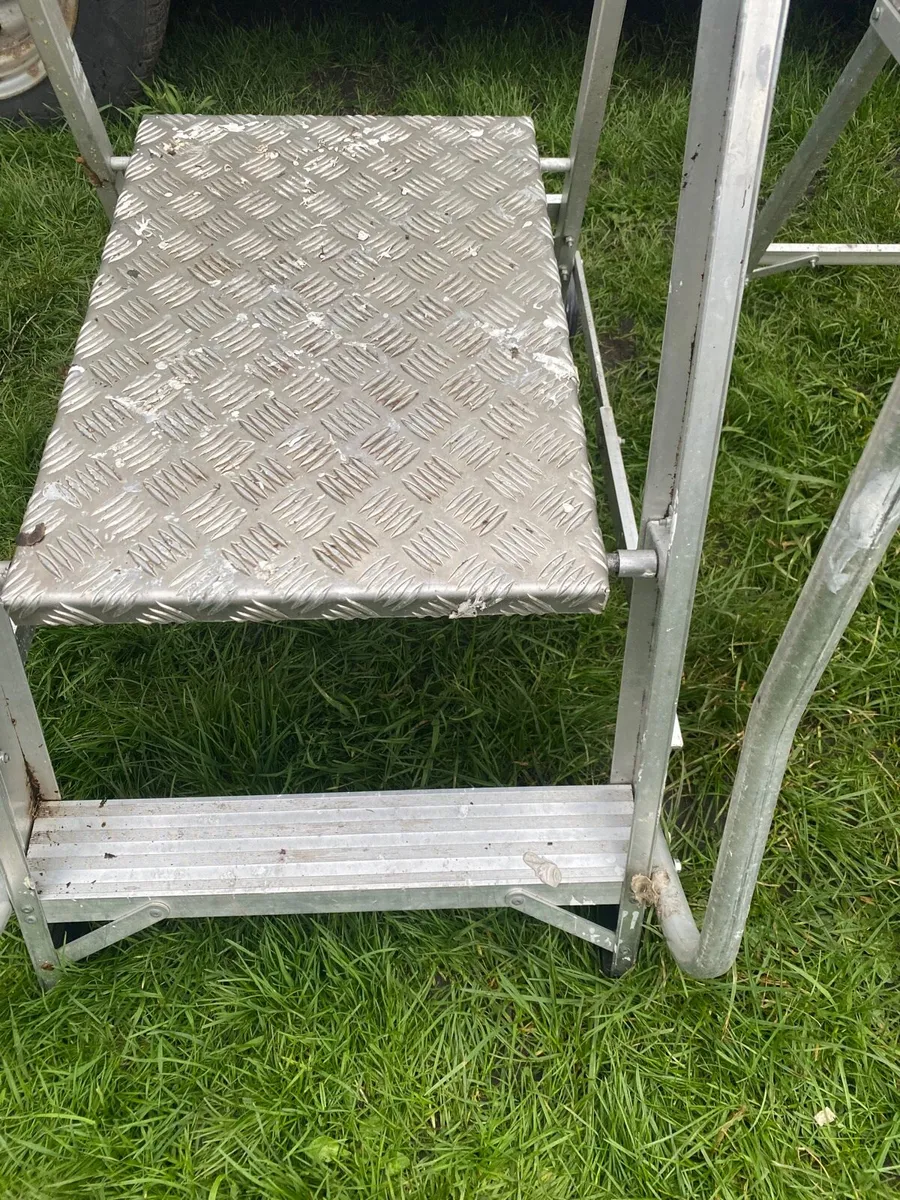 Aluminium podium ladder - Image 3