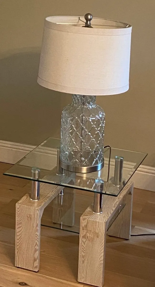 2 Side Tables and 2 Lamps - Image 1