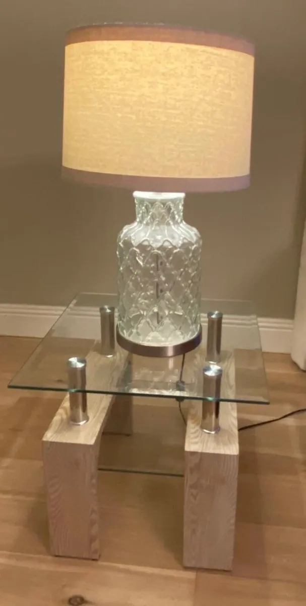 2 Side Tables and 2 Lamps - Image 2