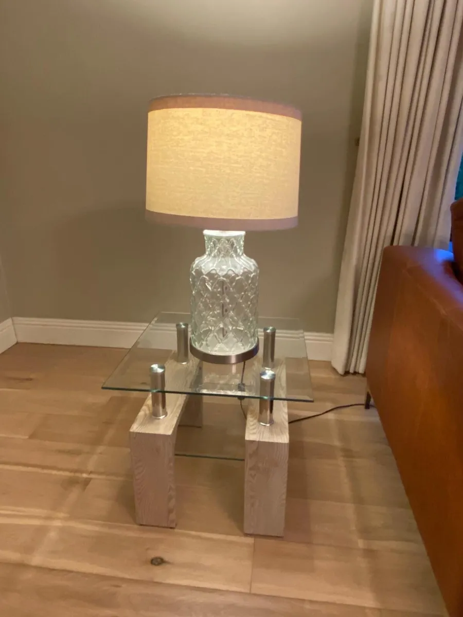 2 Side Tables and 2 Lamps - Image 3
