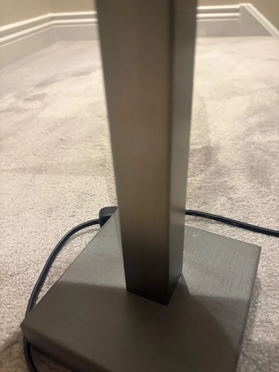 2 matching lamps with linen shades - Image 4