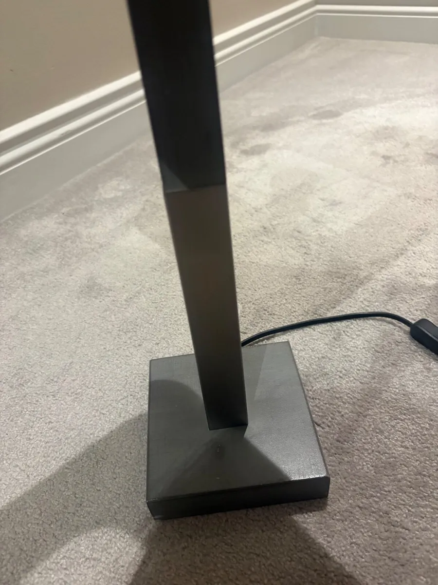 2 matching lamps with linen shades - Image 3