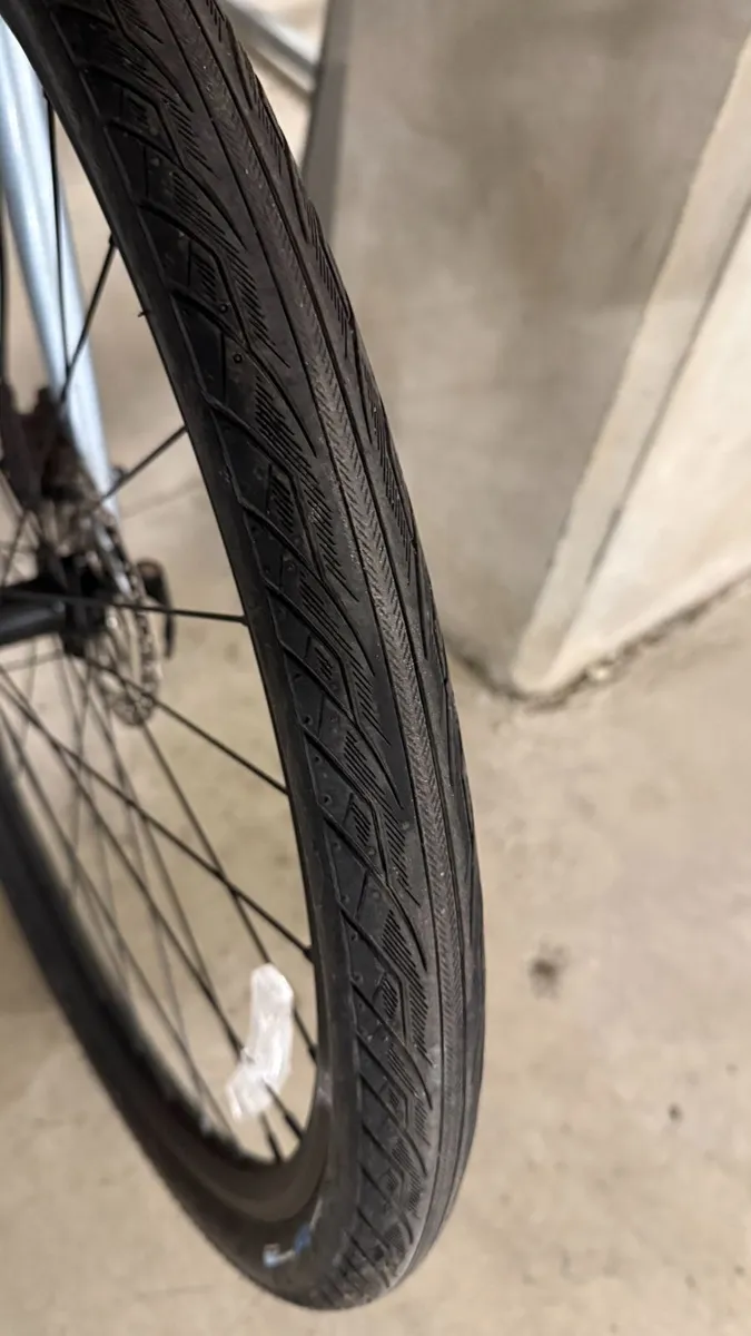 Ridgeback Road Hybrid Bike hydraulic disc brakes - Image 4