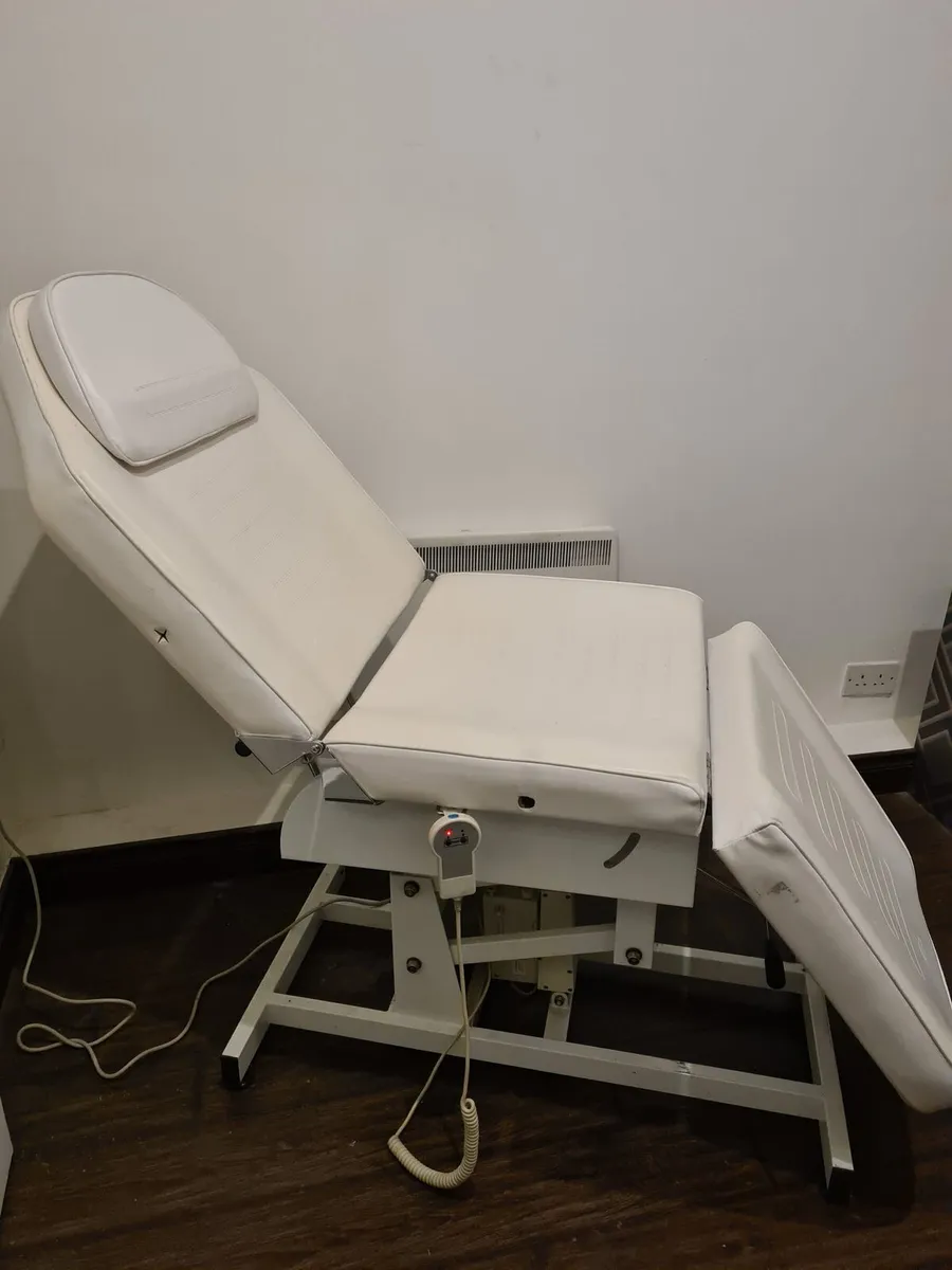 Facial bed - Image 1