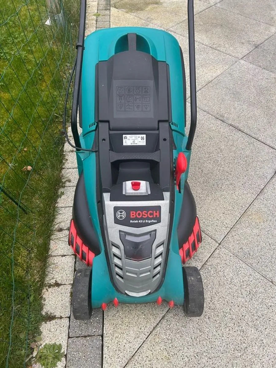 Bosch Rotak 43 LI Ergoflex Cordless Mower - Image 2