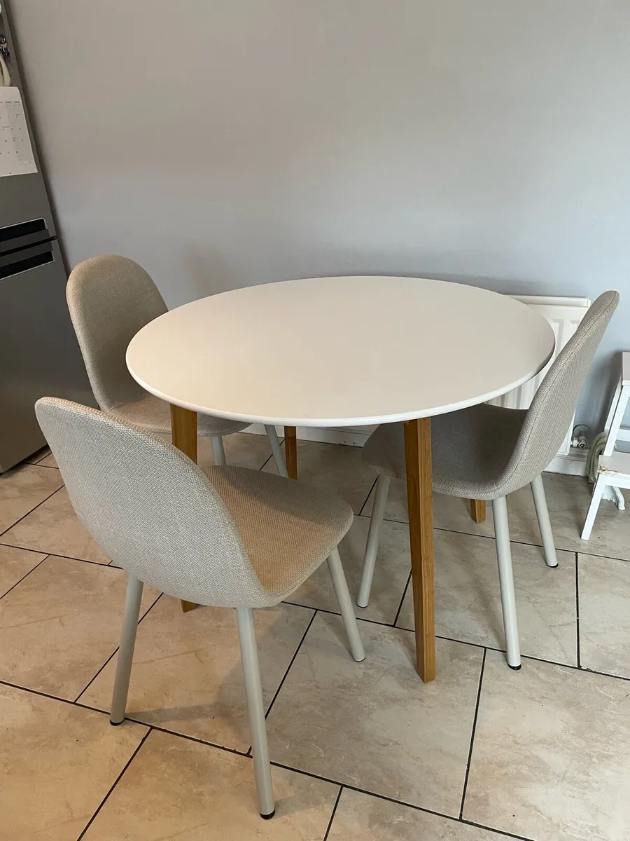 Table and 4 chairs - Image 1
