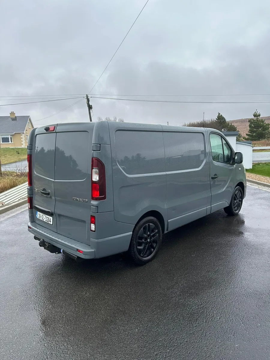 2021 renault traffic black edition - Image 4