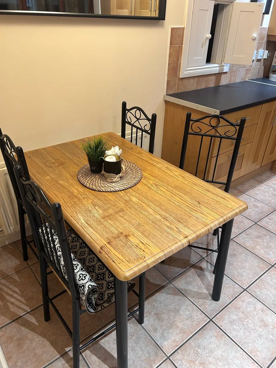 Kitchen table & 4 chairs - Image 1