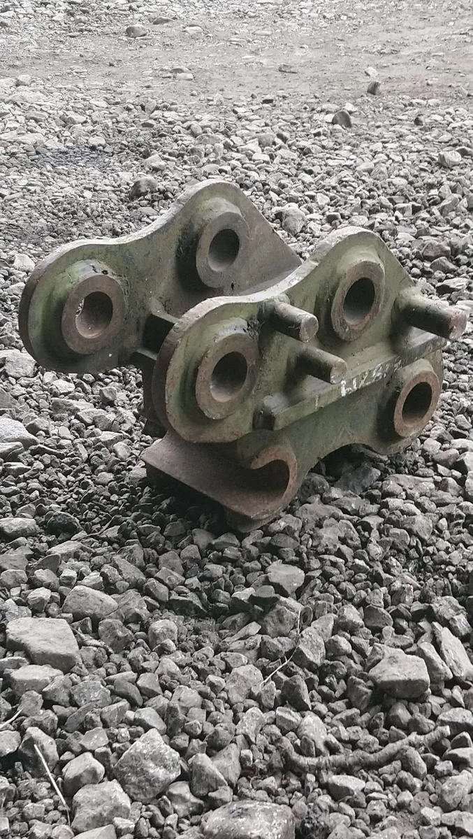 KUBOTA U27 KX027 QUICK HITCH FOR HITACHI BUCKETS - Image 4