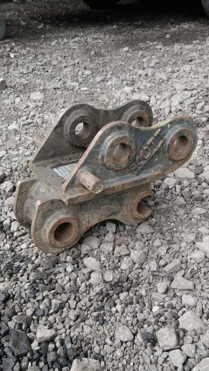 KUBOTA U27 KX027 QUICK HITCH FOR HITACHI BUCKETS - Image 2