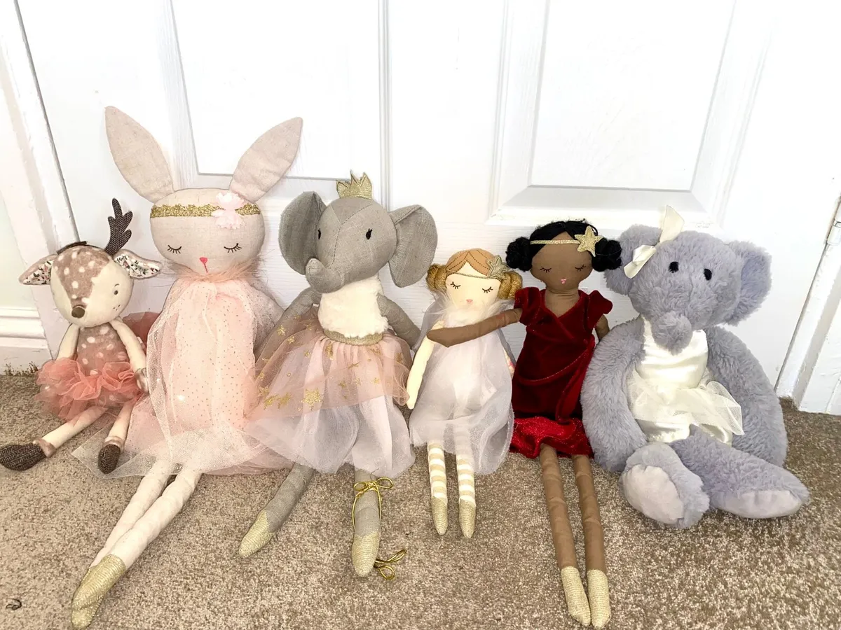 Like new teddies and dolls bundle