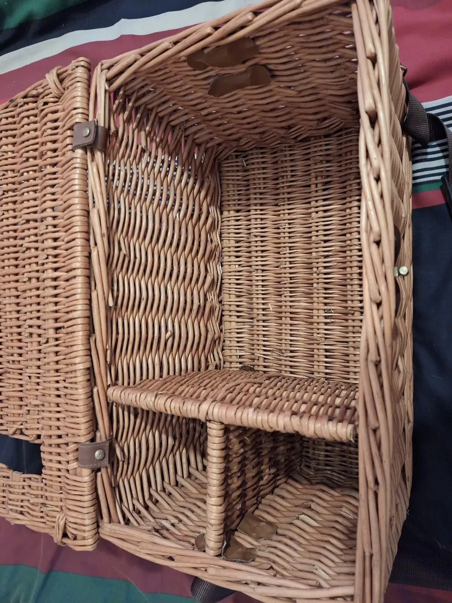 Wicker hamper/pucnic basket - Image 2