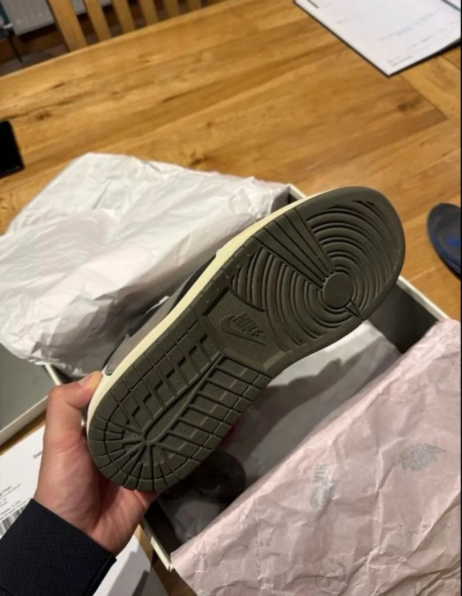 Travis Scott Jordan 1 sneaker - Image 3