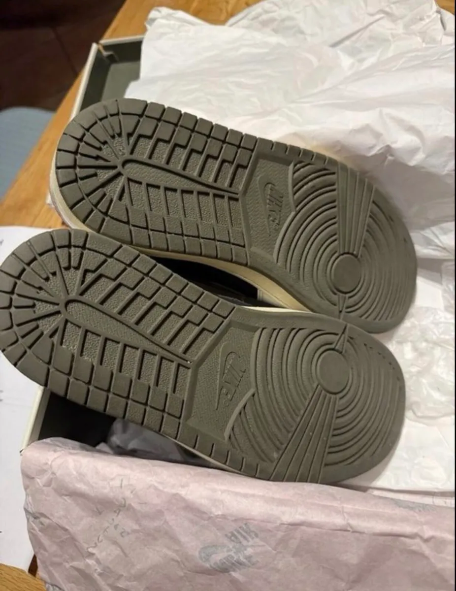 Travis Scott Jordan 1 sneaker - Image 4
