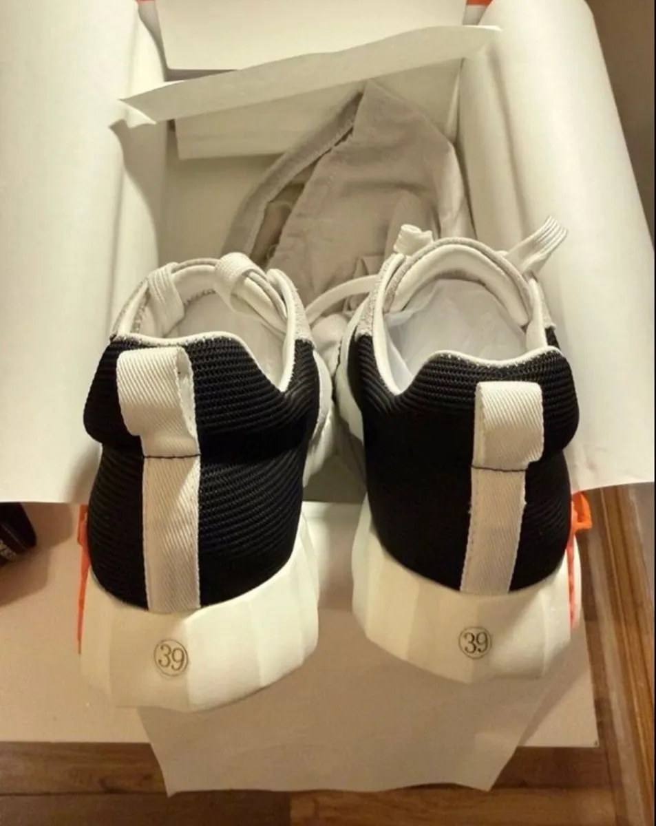 Ladies Hermes shoes - Image 4