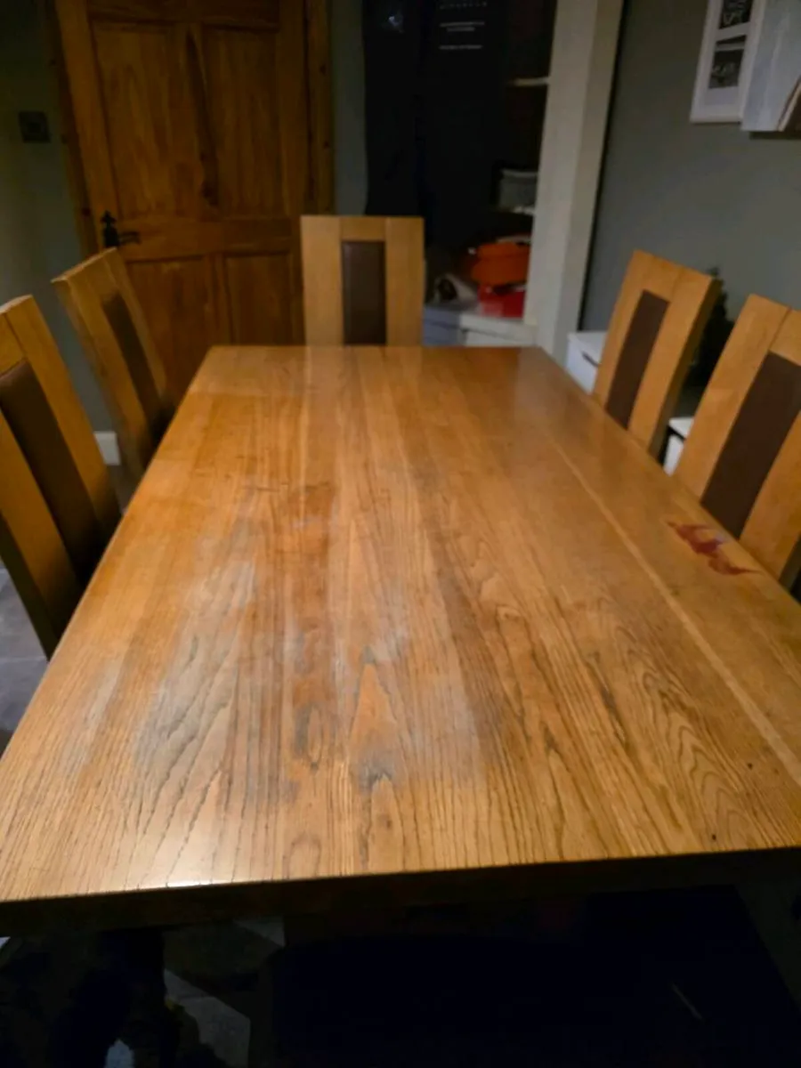 Table and 6 chairs - Image 1