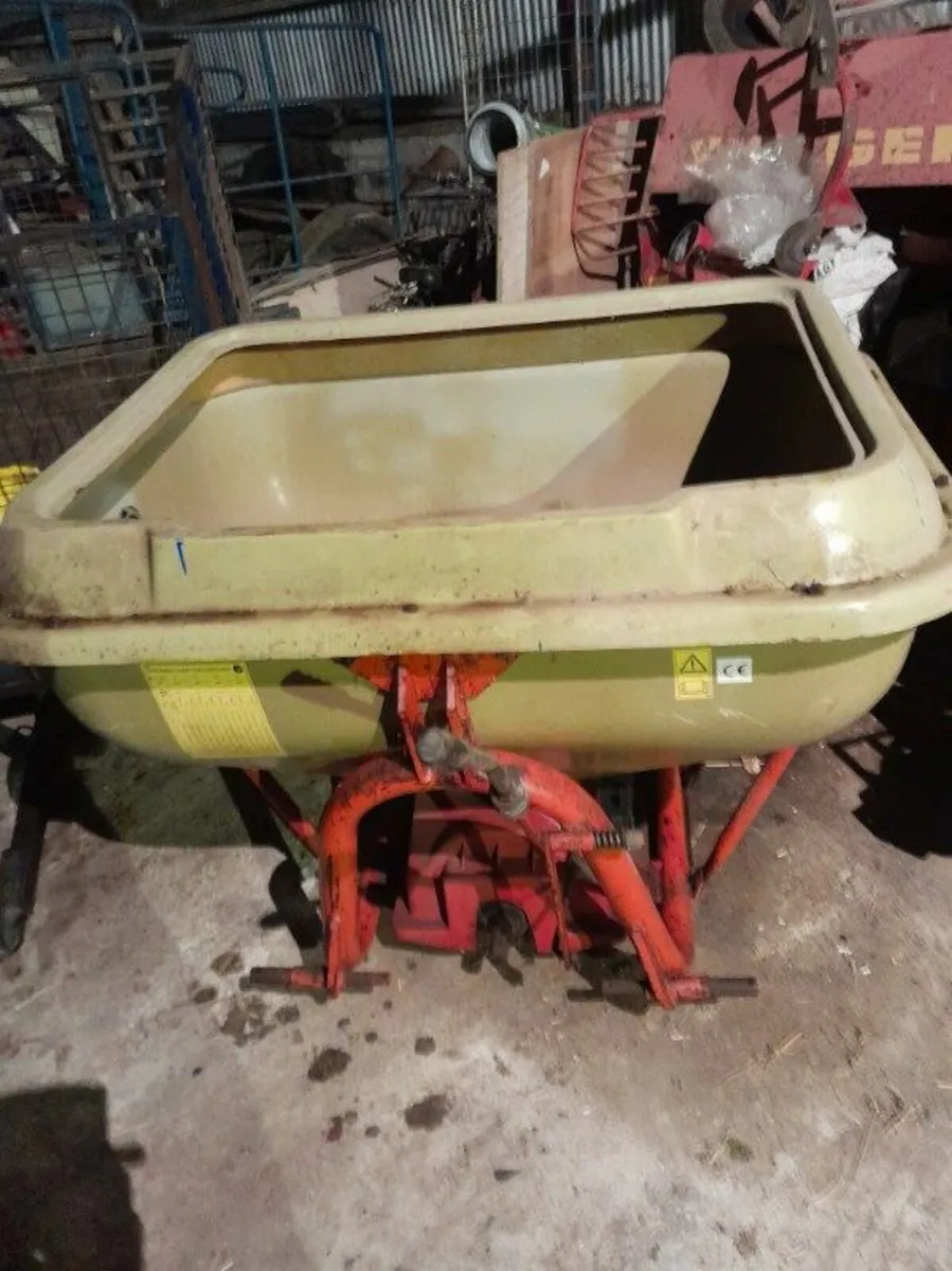 Cosmo fertiliser spreader - Image 2