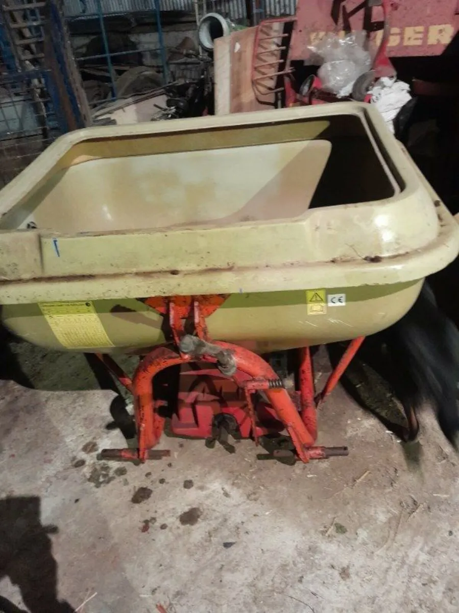 Cosmo fertiliser spreader - Image 3