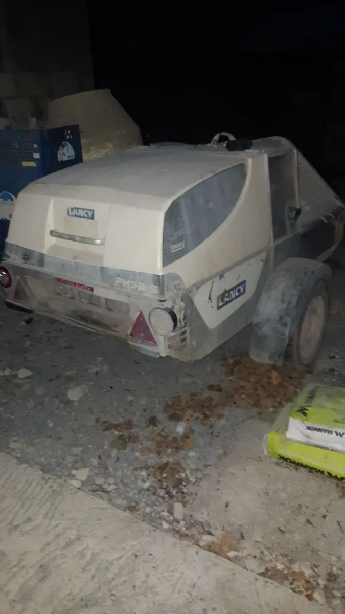 Screed pump/render machine.