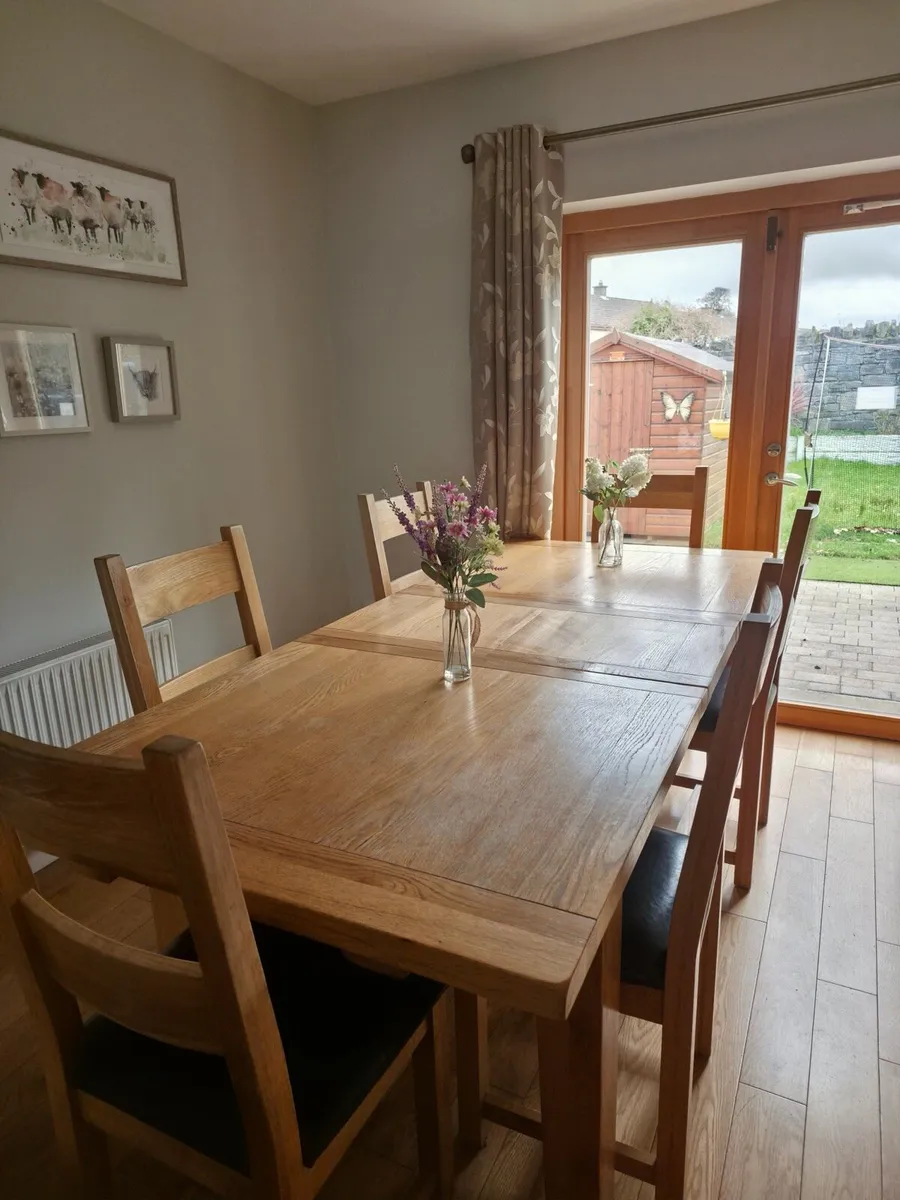 Table and chairs - Image 3