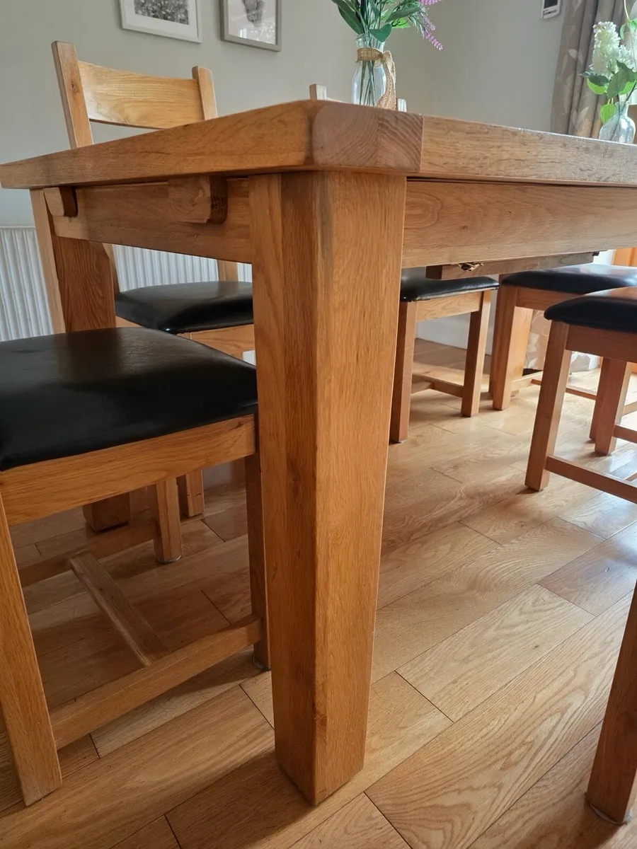 Table and chairs - Image 4