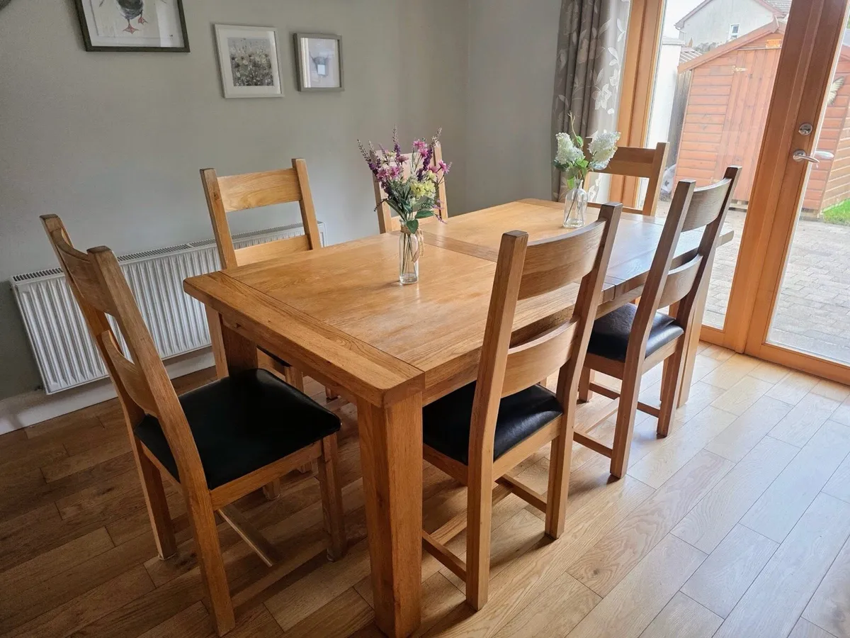 Table and chairs - Image 1