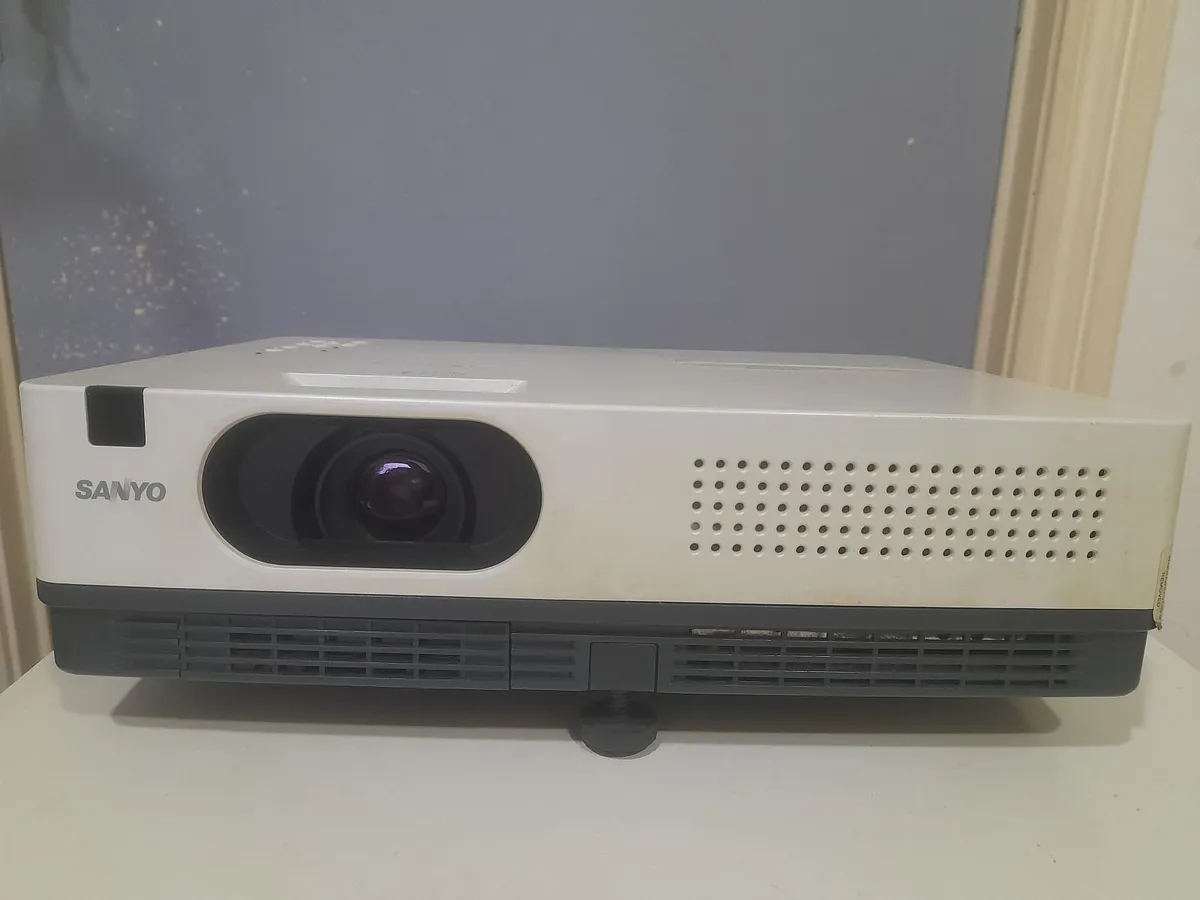 Proyector Sanyo and screen - Image 1