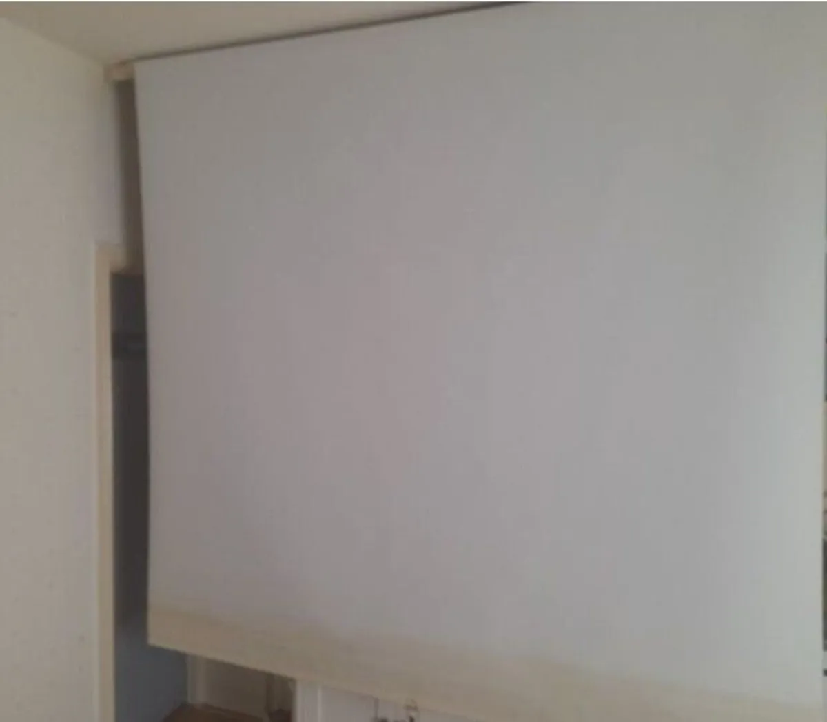 Proyector Sanyo and screen - Image 2