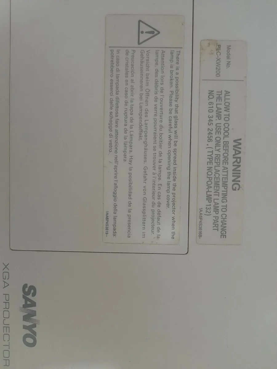 Proyector Sanyo and screen - Image 4