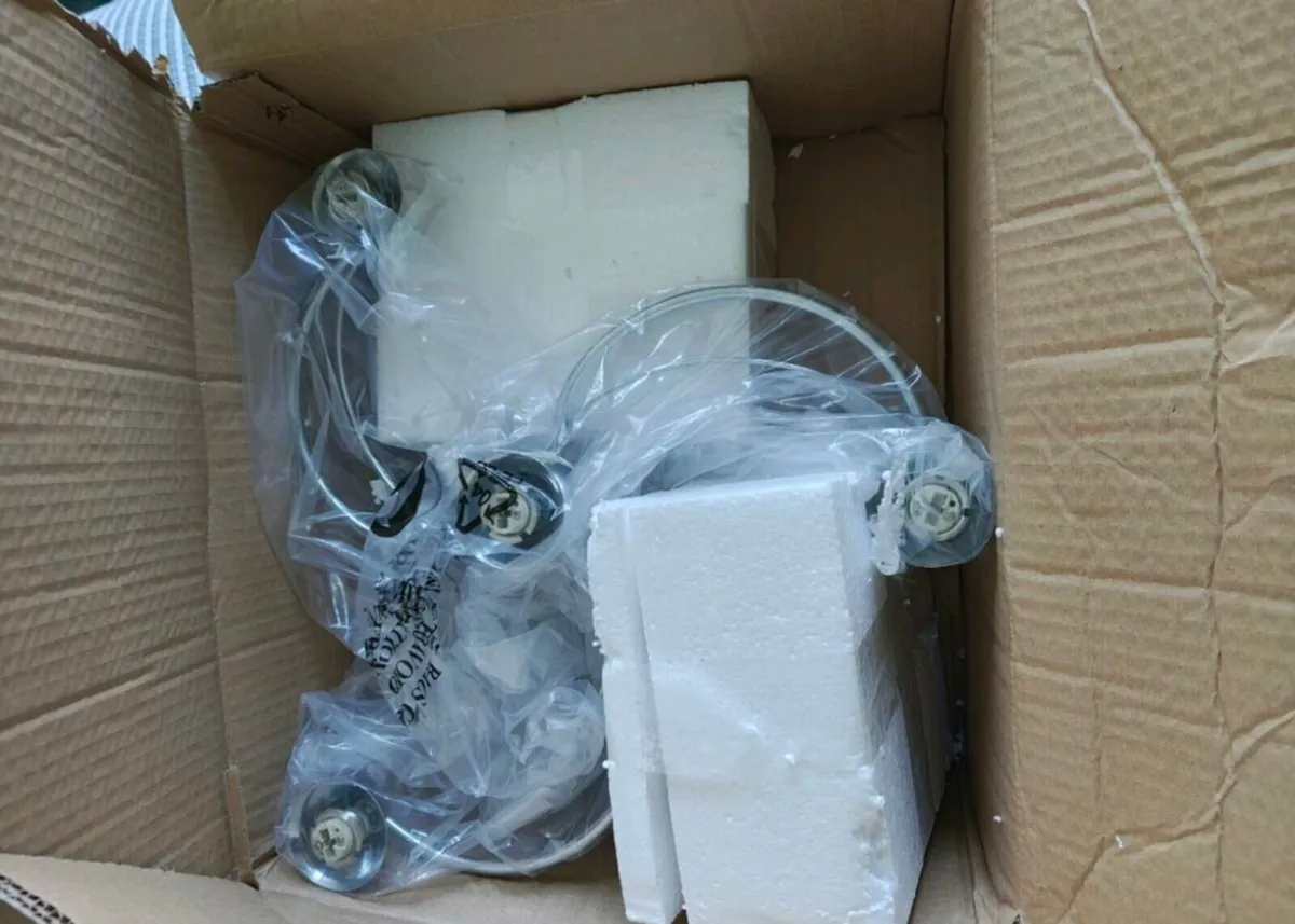 BNIB ceiling lamp + 4 bulbs RRP €105 ENDING SOON - Image 3