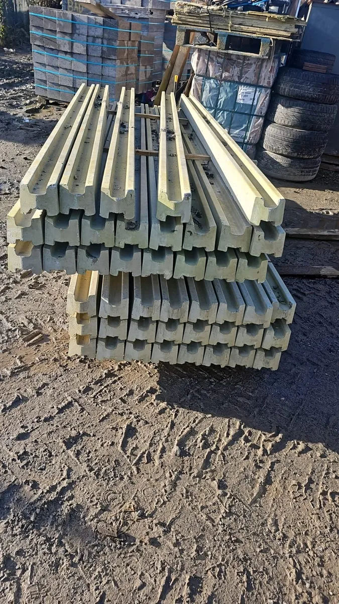 concrete fence post - Image 1