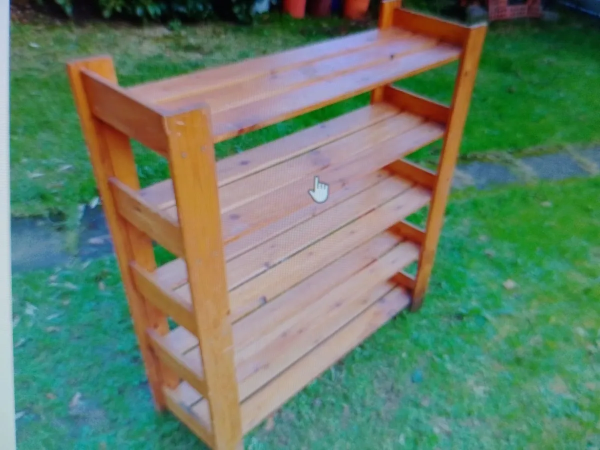 COMPACT WOODEN DISPLAY UNIT/BOOKSHELF.