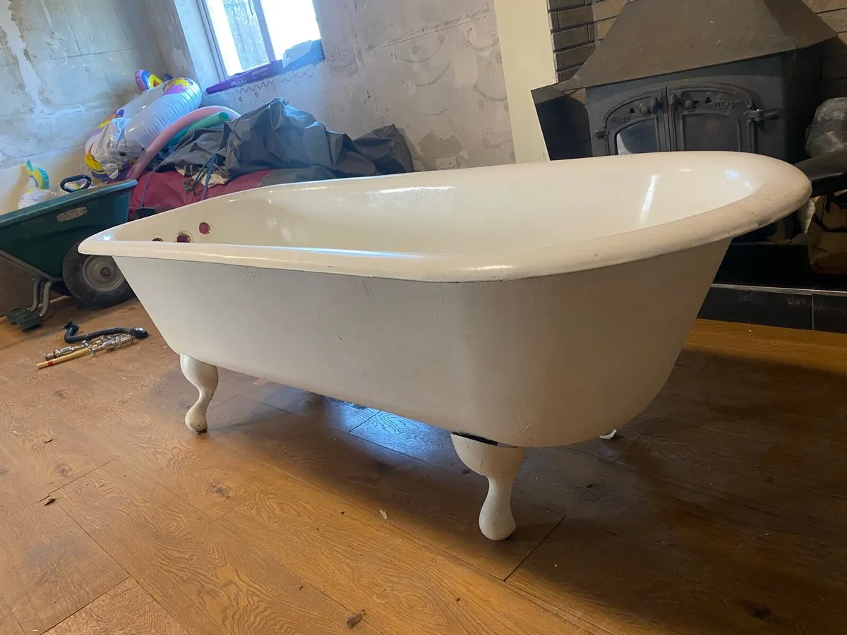 Vintage roll top cast iron bath - Image 1
