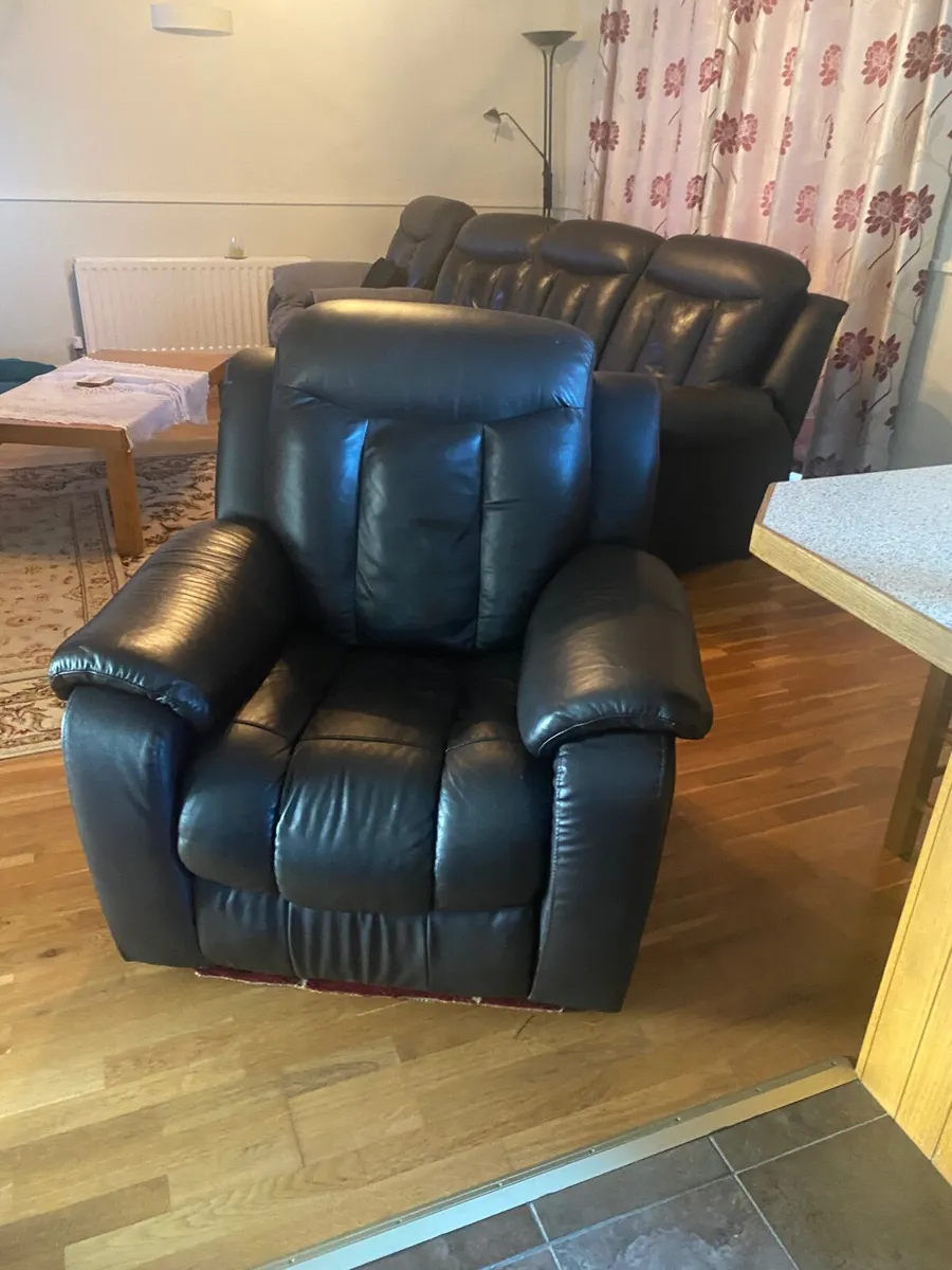 3 seater leather couch and 2 recliner armchairs - Image 2