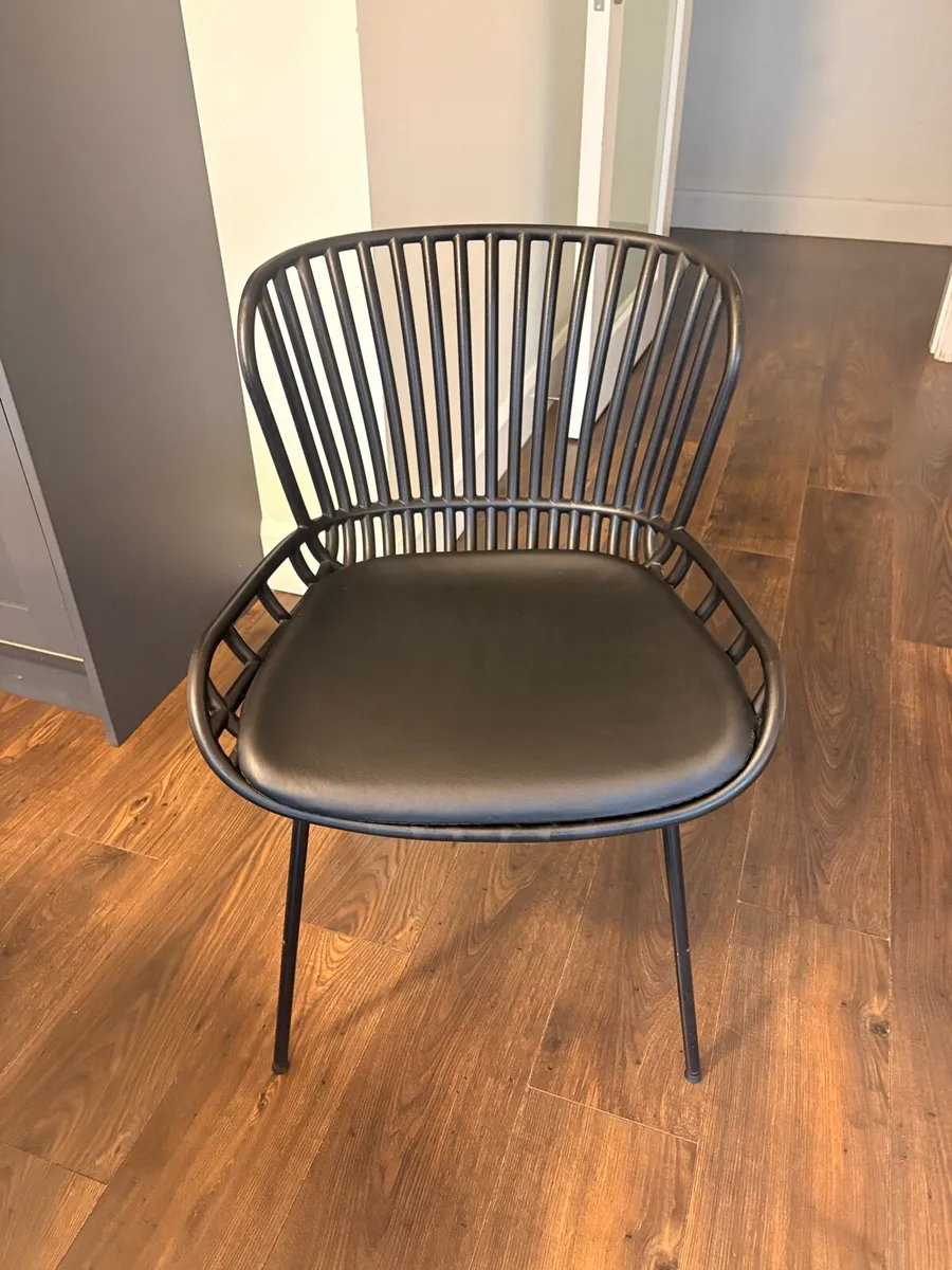 Table and Chairs - Image 3