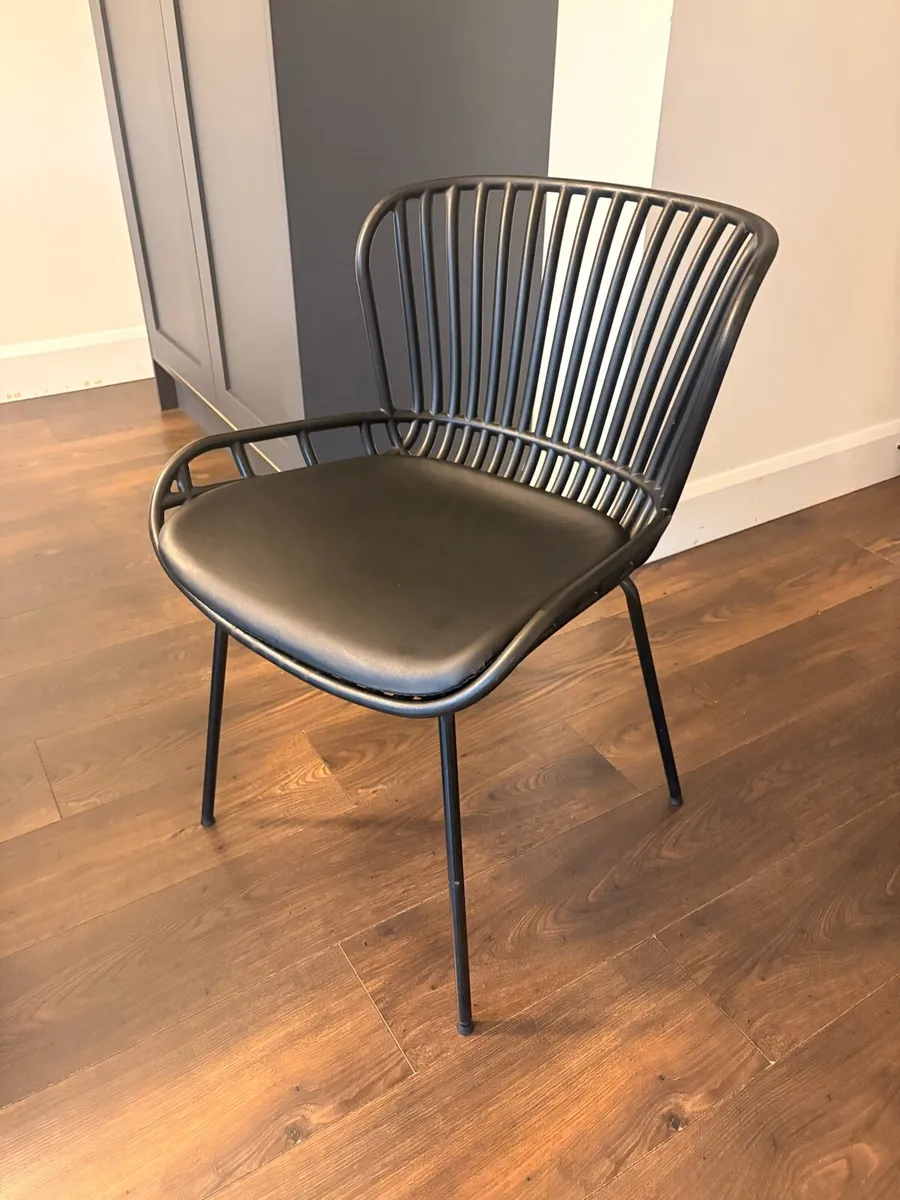 Table and Chairs - Image 4