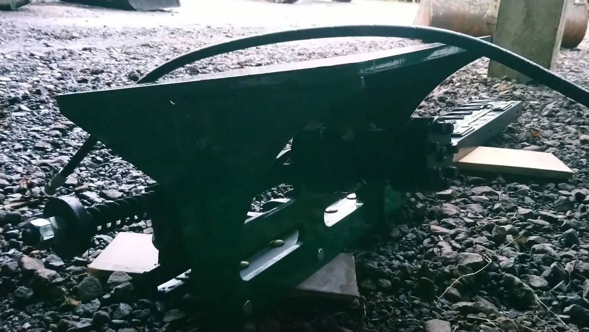 MINI DIGGER HEDGECUTTER 1.5 METRE - Image 3