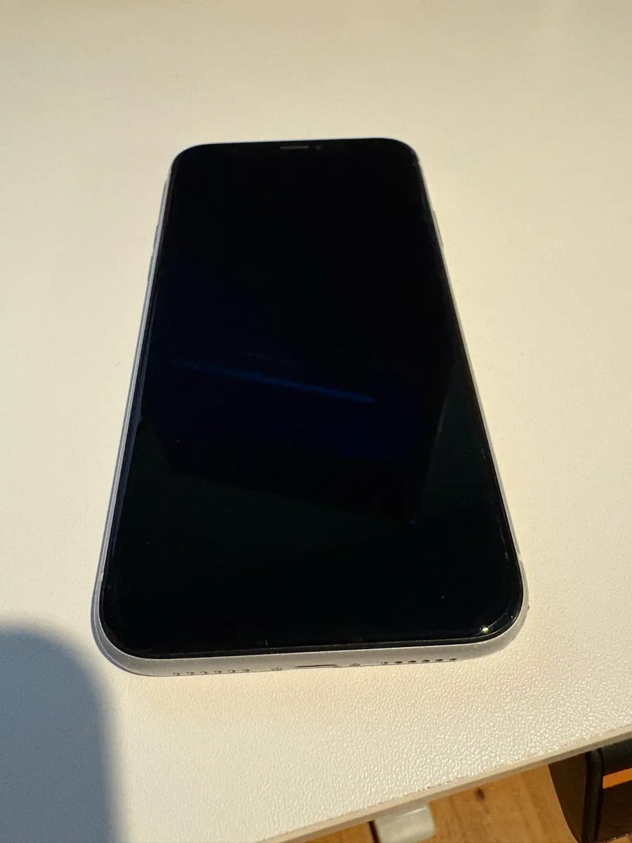 iPhone XR - White - Image 2