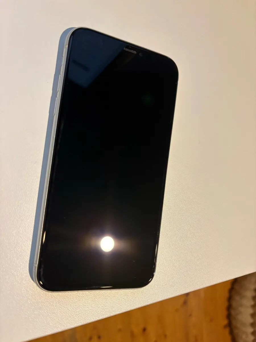 iPhone XR - White - Image 1