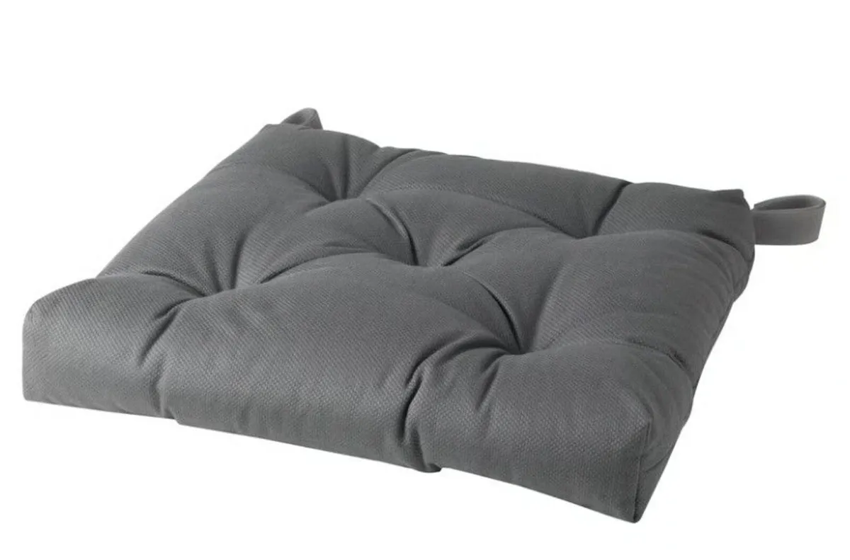 Dining Table & 4 chairs & Chair cushion - Image 4