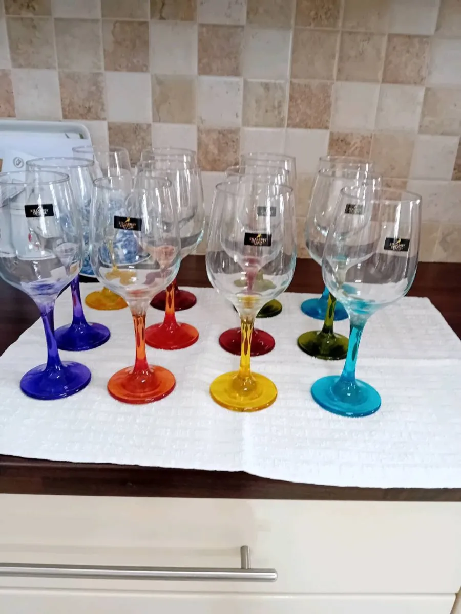 KILLARNEY CRYSTAL WINE GLASSES NEW BOXED - Image 1