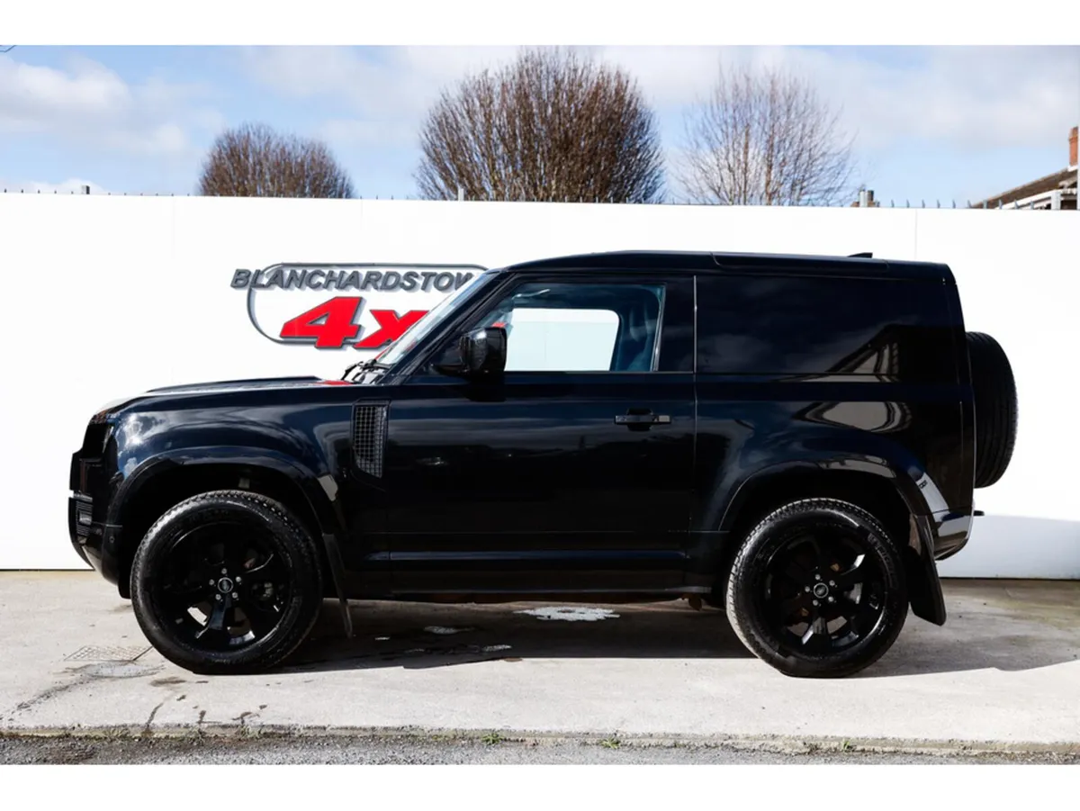 Land Rover Defender D250 SE X-DYNAMIC 3 SEAT VATQ - Image 2