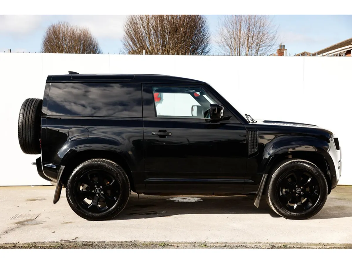 Land Rover Defender D250 SE X-DYNAMIC 3 SEAT VATQ - Image 3