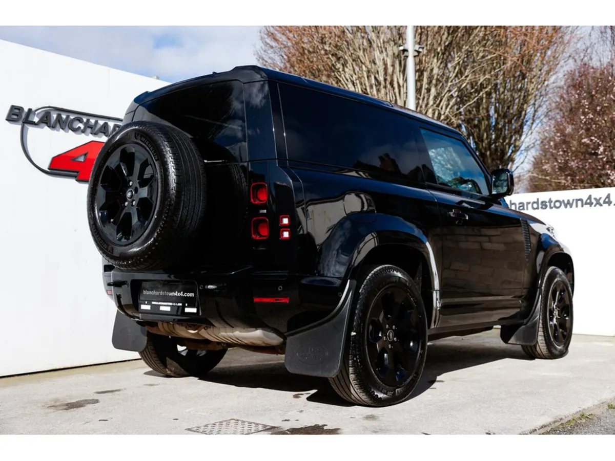 Land Rover Defender D250 SE X-DYNAMIC 3 SEAT VATQ - Image 4