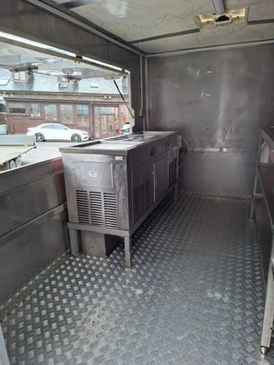 Catering trailer - Image 4