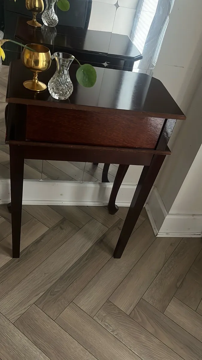 Vintage 1980s Queen Anne Style Side Table w/Drawer - Image 3
