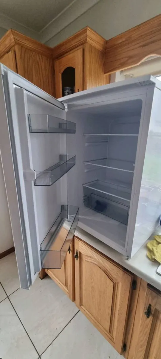 Fridge for under worktop - Image 2