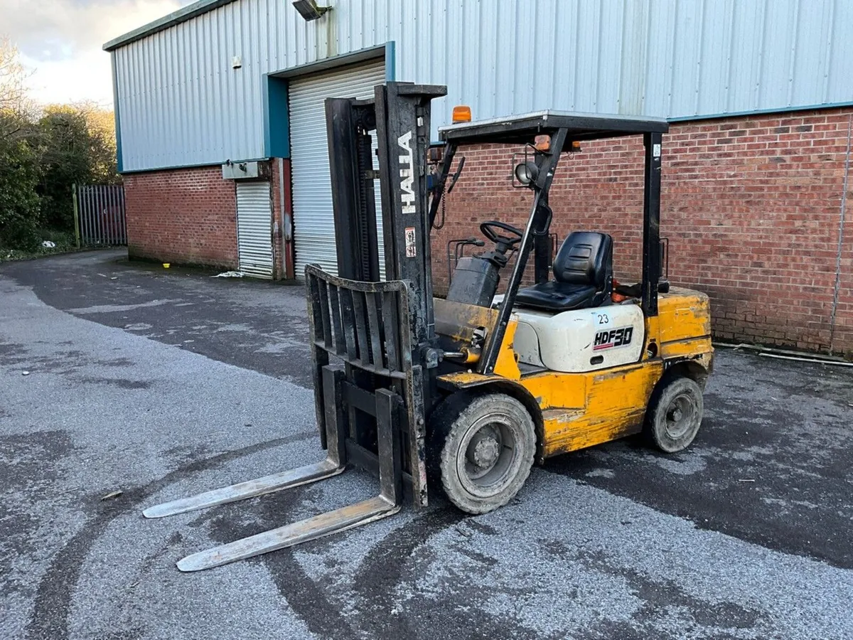 HALLA HDF30 3 TON DIESEL FORKLIFT - Image 1