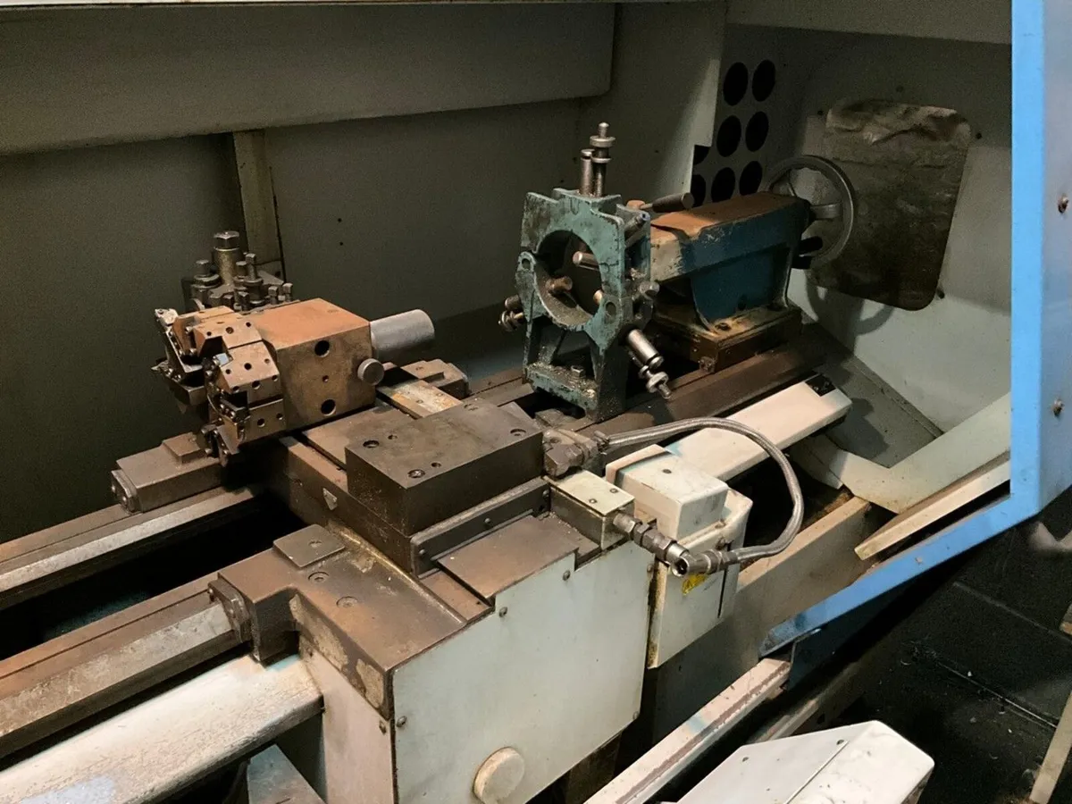 AJAX 200X1000 3-PHASE CNC LATHE C/W TOOLING - Image 2